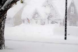 Kota Buffalo Amerika Serikat terkubur salju tebal. Foto Reuters