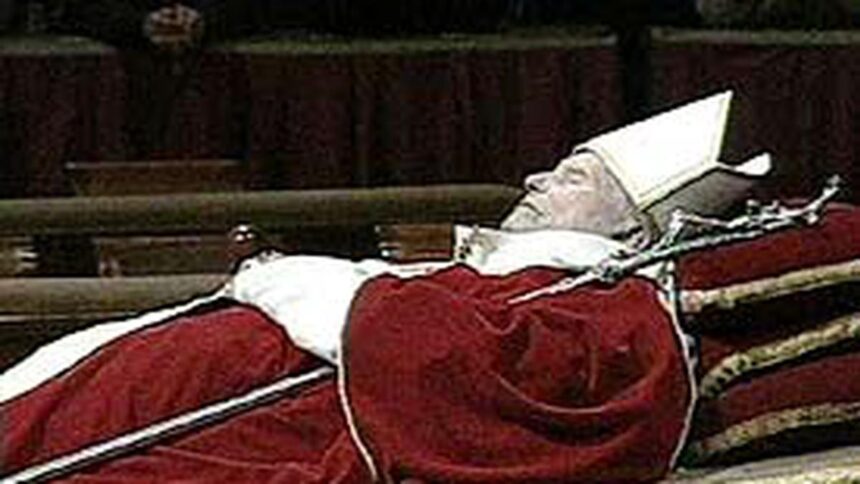 Jenasah Paus Emeritus disemayamkan di Basilika St Petrus.Foto Vatikan News