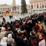 Ribuan Pelayat membanjiri lapangan Santo Petrus untuk memberi penghormatan terakhir kepada Paus Benediktus XVI. Foto Europe News