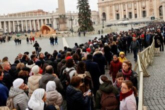Ribuan Pelayat membanjiri lapangan Santo Petrus untuk memberi penghormatan terakhir kepada Paus Benediktus XVI. Foto Europe News